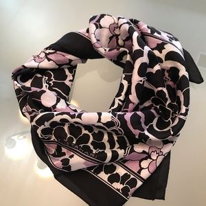 Final price🎉Elie Tahari silk scarf